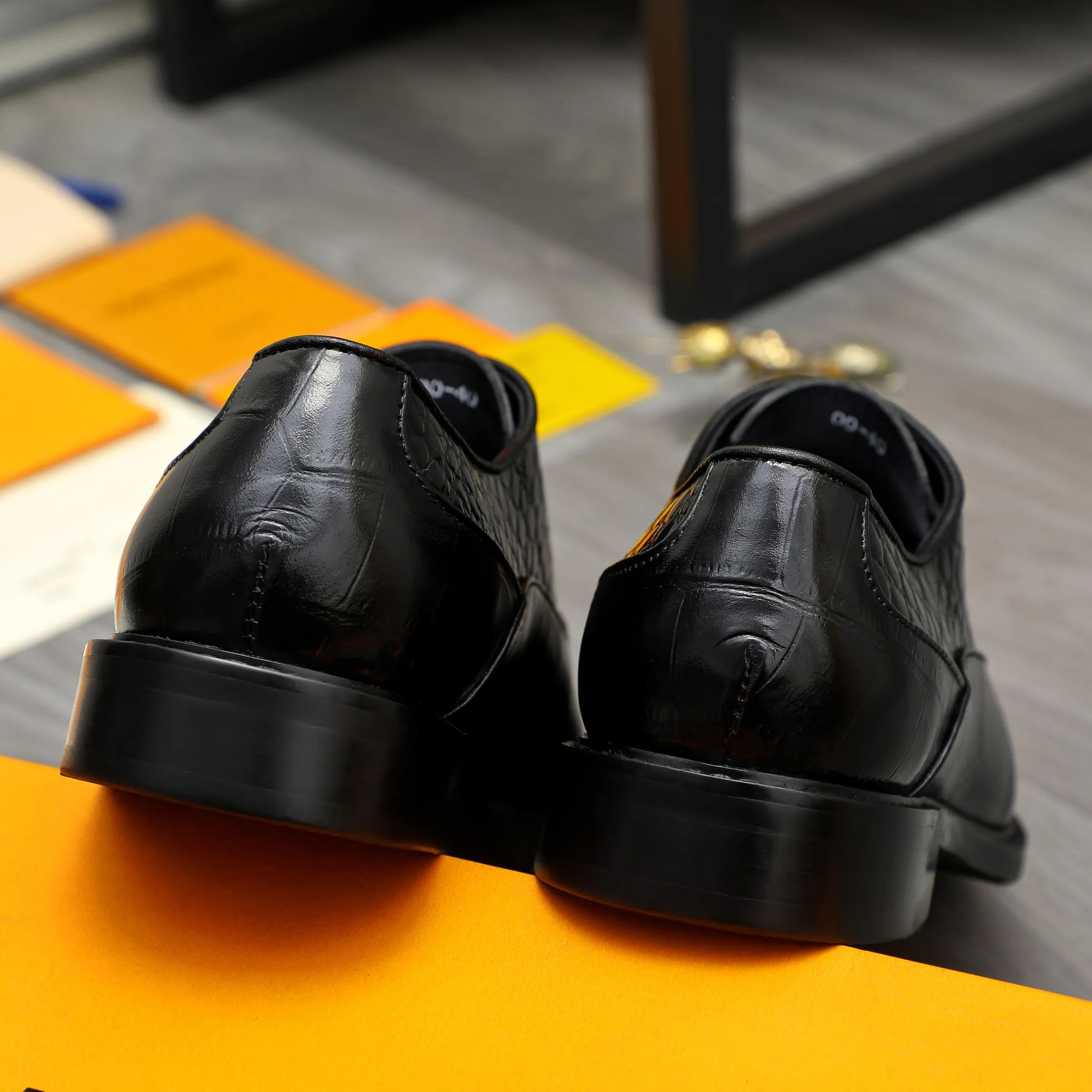 Men's shoes 💰p460 Product trademark: LV (Louis Vuitton) business lace-up formal leather shoes Regular size: 39-44 (38.45 custom-made, non-returnable) Product materials: Selected high-quality stone grain cowhide stitching upper, cowhide lining, original rubber outsole